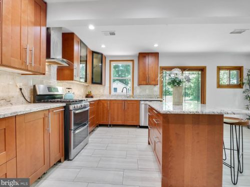1942 Burfoot St, Falls Church, VA 22043-1347
