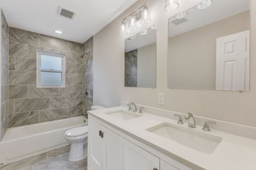 9 Brookwood Dr, Wheatley Heights NY  11798-1005 exterior