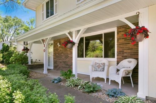 720 County Road B, Saint Paul, MN 55117-1804