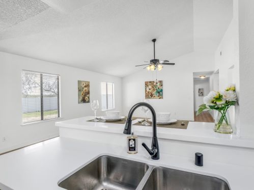 855 Mount Whitney Ave, Laton CA  93242-9724 exterior