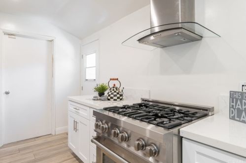 6930 Colbath Ave, Van Nuys CA  91405-4103 exterior