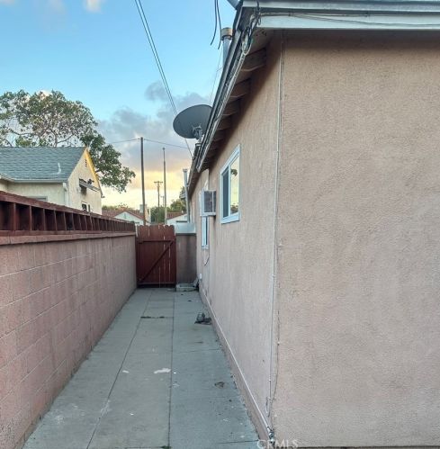 1517 Harding St, Long Beach CA  90805-3662 exterior