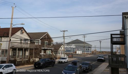 35 Carteret Ave, Pelican Island NJ  08751-1902 exterior