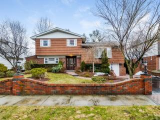 62 Maria Ln, Yonkers, NY 10710-2008