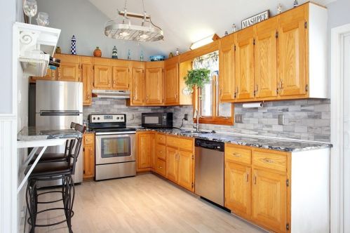 6 Poplar Dr, Mashpee MA 02649-2064 exterior