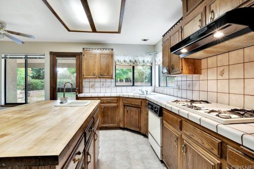 43517 37 St, Lancaster CA 93536-5499 exterior