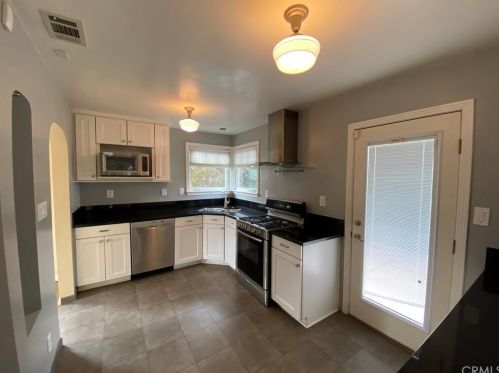 2047 Greenbrier Rd, Long Beach, CA 90815-2916