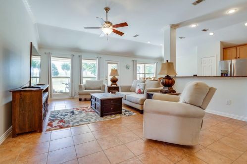 10825 Southerland Dr, Denton TX  76207-8683 exterior