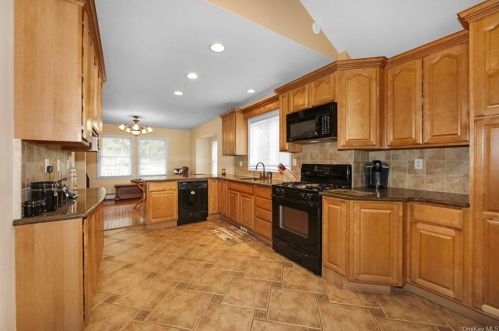 57 Wayne Ave, Airmont NY  10901-4617 exterior