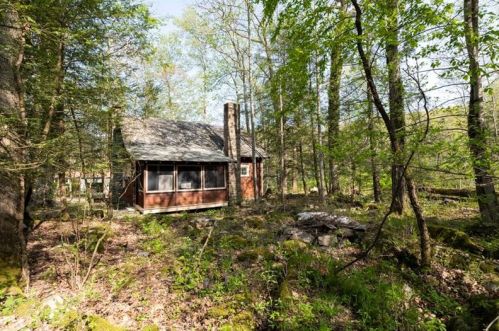 32 Beechwood Rd, Laughlintown, PA 15655-1009