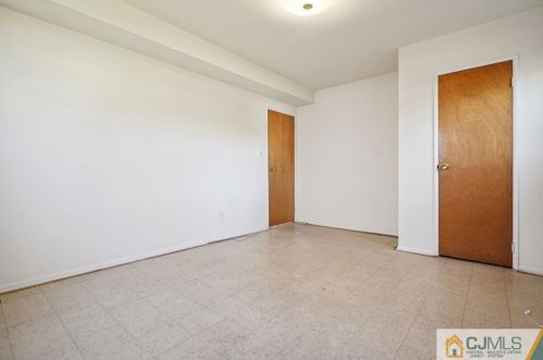 51 Jackson Ct, Perth Amboy NJ  08863-1304 exterior