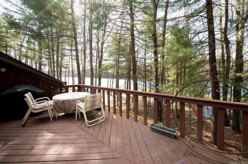 16 Lakeside Dr, Monticello, NY 12701-6839