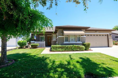 729 Peachcrest Dr, Valley Home, CA 95361-3277