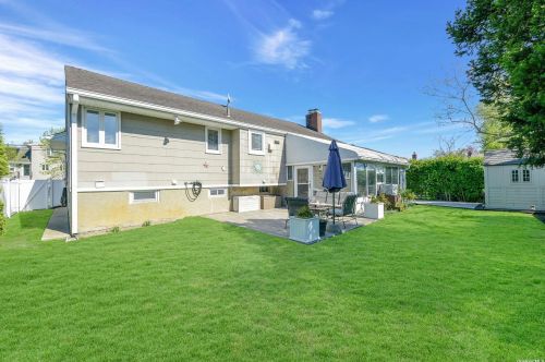 2308 Oakdale Ave, Seaford NY  11783-3141 exterior