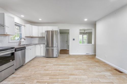 7 Armhurst Ct, Greensboro NC  27405-5911 exterior