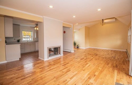 37 Winter Ln, Hicksville NY  11801-6219 exterior