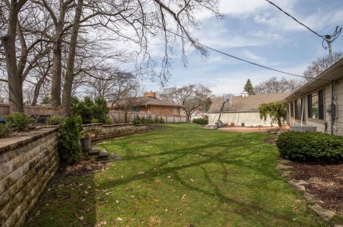 8605 Ravenswood Cir, Milwaukee WI 53226-4657 exterior