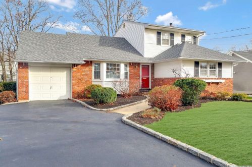 81 5th Ave, San Remo, NY 11754-4307