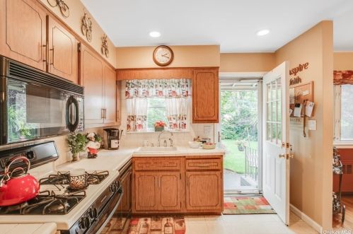 7 Parkview Cir, Bethpage NY  11714-2309 exterior