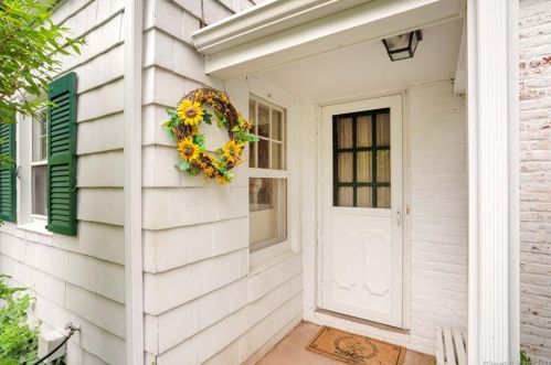 10 Cold Spring Dr, Bloomfield, CT 06002-2106