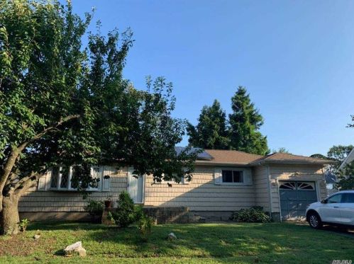 26 Parkway Dr, Babylon, NY 11704-2850