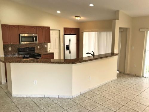 18961 77th Ct, Hialeah, FL 33015-5256