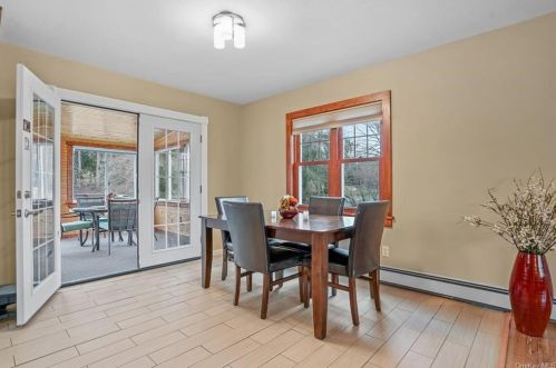 16 Vorndran Dr, New Hamburg NY  12590-4517 exterior