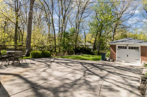 560 Woodlawn Dr, Valpo IN  46385-3347 exterior