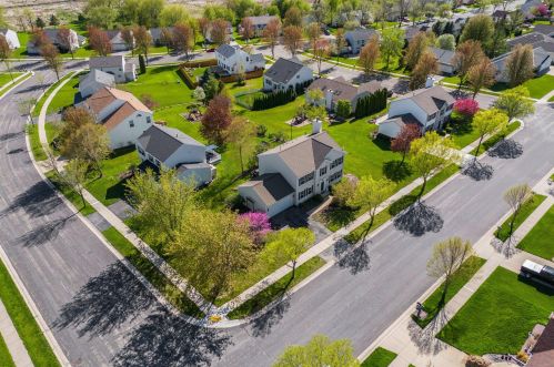 1321 Garfield Ln, Hartford, WI 53027-9276
