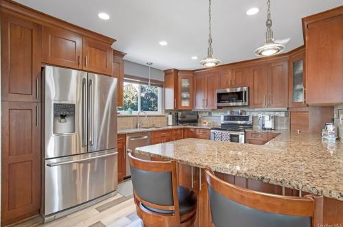 103 Skyview Ln, New Rochelle, NY 10804-2926
