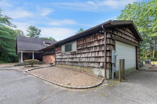 19 Faulkner Ln, Huntington Station, NY 11746-5913