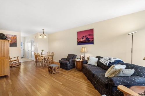 17 Dolsen Pl, Stamford CT  06901-1106 exterior