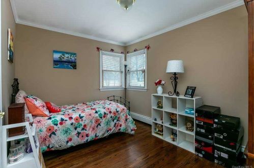 231 44 St, North Lindenhurst NY 11757-2307 exterior