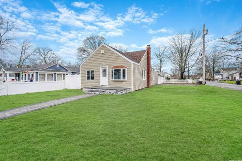 244 Woodycrest Dr, Holtsville, NY 11742-1763