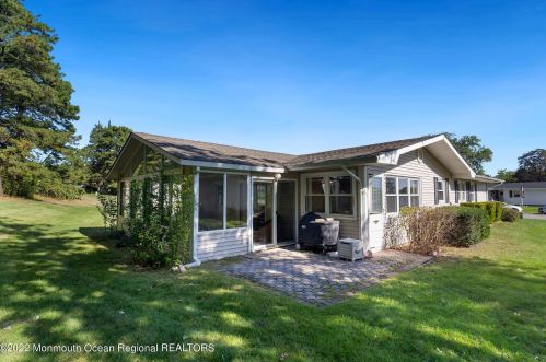 17 Robinson Rd, Bricktown, NJ 08724-1941