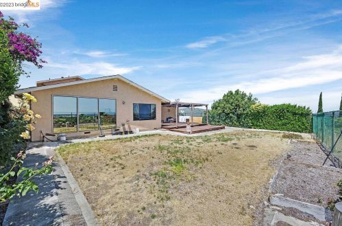 4369 Hillview Dr, West Pittsburg CA  94565-6071 exterior