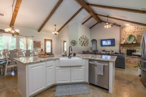 7602 Gussie Nell Davis Dr, Greenville TX  75402-4783 exterior