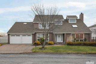840 Anthony Dr, North Lindenhurst, NY 11757-6200