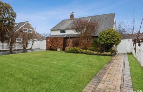 55 March Ln, Westbury, NY 11590-6301