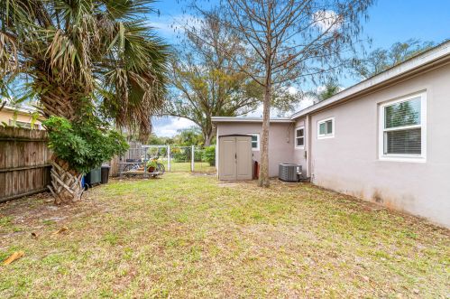 1641 28 Ave, Vero Beach FL 32960-3135 exterior