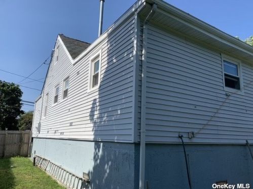 15 Minerva Rd, North Lindenhurst NY  11757-6820 exterior