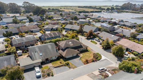 33 Le Havre Pl, Princeton By The Sea, CA 94019-1434