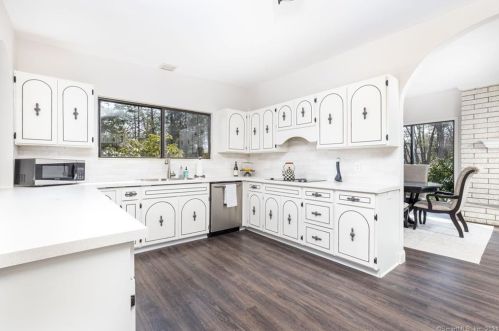 28 Bonita Dr, Huntington CT  06484-5106 exterior