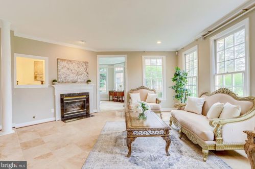 10108 Nedra Dr, Great Falls VA  22066-2835 exterior