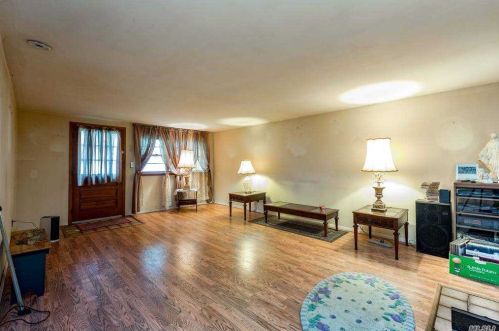 516 Cypress St, Babylon, NY 11703-1202