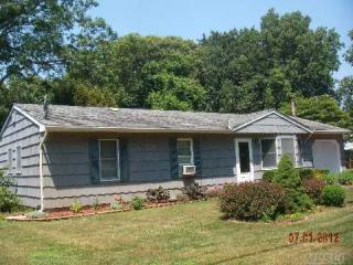 9 5th St, Moriches, NY 11955-1024