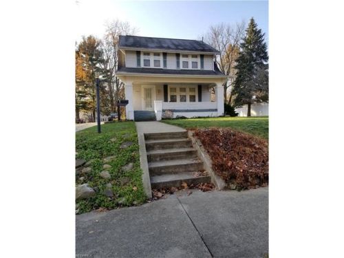 1052 Sunset Dr, Alliance, OH 44601-3756