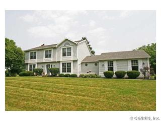2 Cedarwood Dr, Fairport, NY 14450-9009