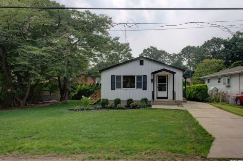 30 Adams Ave, Scotts Beach, NY 11789-2532