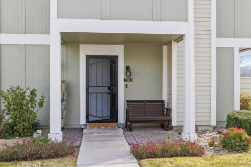 27065 Crossglade Ave, Santa Clarita, CA 91351-4103